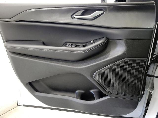 Photo of 2024 White Jeep Grand Cherokee L
