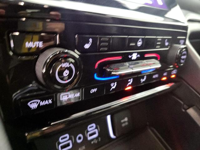 Photo of 2024 White Jeep Grand Cherokee L