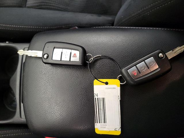 Photo of 2015 Silver Nissan Rogue