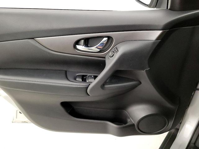 Photo of 2015 Silver Nissan Rogue