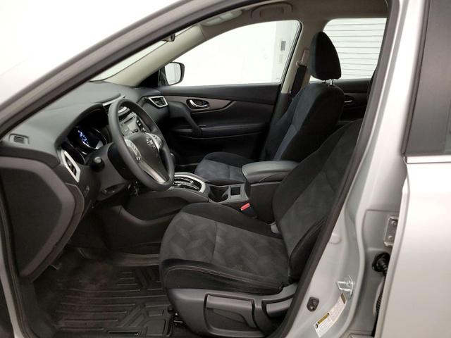 Photo of 2015 Silver Nissan Rogue