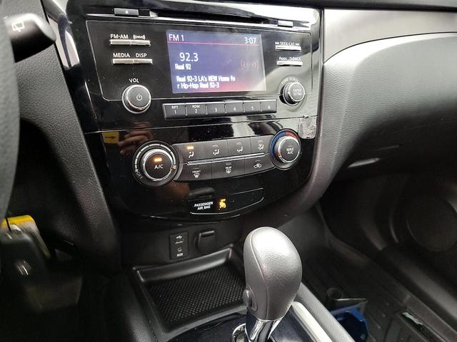 Photo of 2015 Silver Nissan Rogue