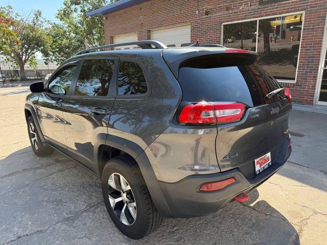 Photo of 2017 Diamond Black Crystal Pearlcoat Jeep Cherokee