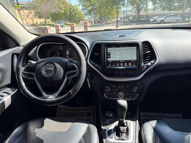 Photo of 2017 Diamond Black Crystal Pearlcoat Jeep Cherokee