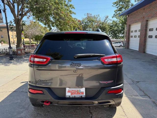 Photo of 2017 Diamond Black Crystal Pearlcoat Jeep Cherokee