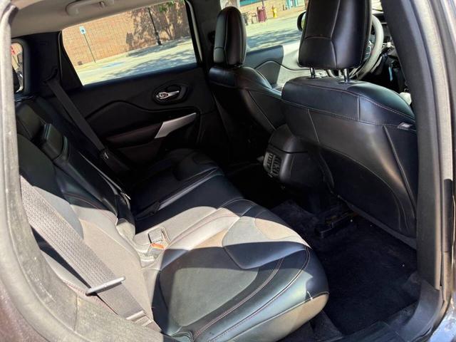 Photo of 2017 Diamond Black Crystal Pearlcoat Jeep Cherokee