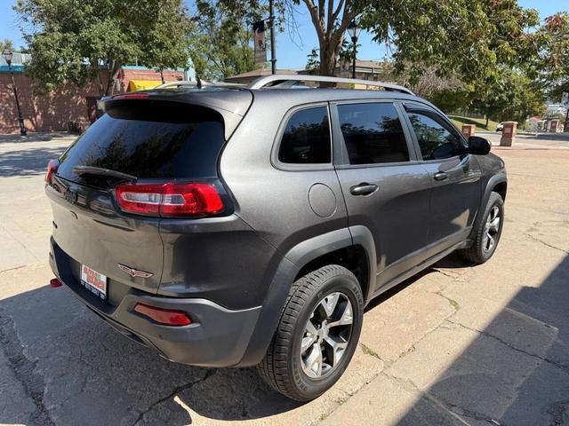 Photo of 2017 Diamond Black Crystal Pearlcoat Jeep Cherokee