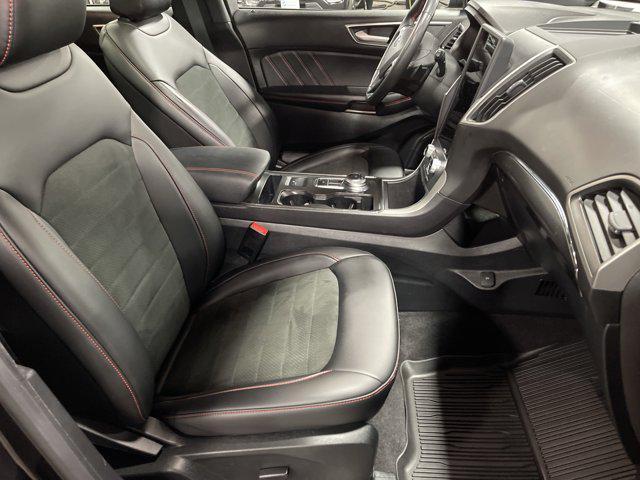 Photo of 2022 Agate Black Metallic Ford Edge