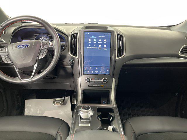 Photo of 2022 Agate Black Metallic Ford Edge