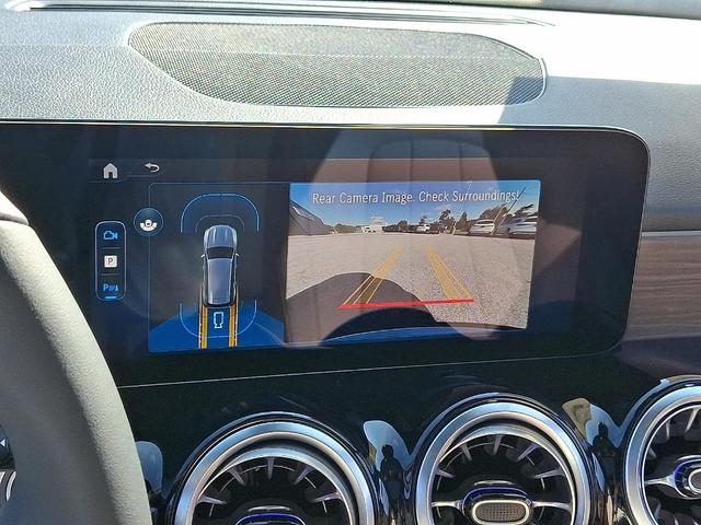 Photo of 2026 Polar White Mercedes-Benz GLB 250