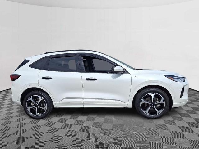 Photo of 2023 Star White Metallic Tri-Coat Ford Escape