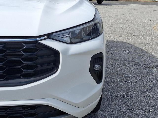 Photo of 2023 Star White Metallic Tri-Coat Ford Escape