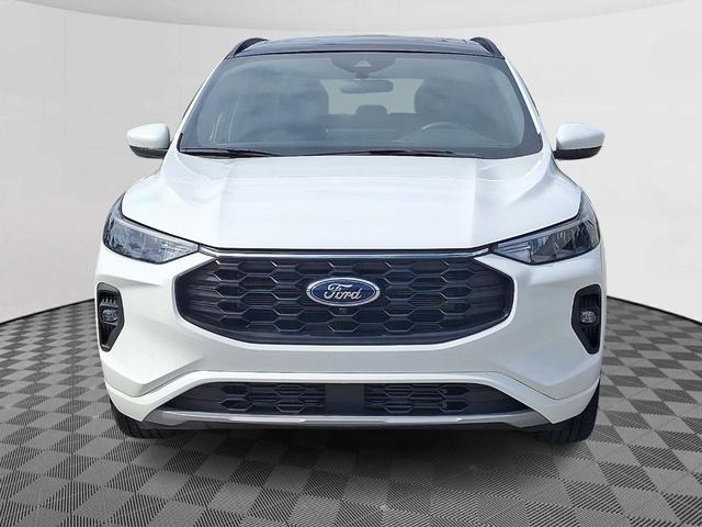 Photo of 2023 Star White Metallic Tri-Coat Ford Escape