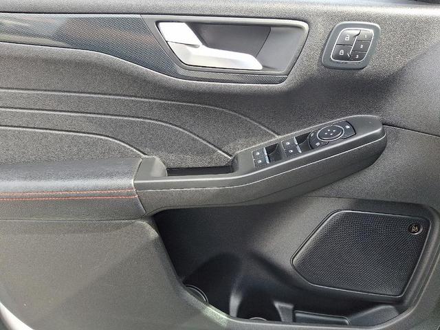 Photo of 2023 Star White Metallic Tri-Coat Ford Escape