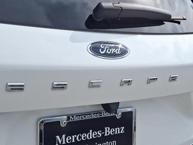 Photo of 2023 Star White Metallic Tri-Coat Ford Escape