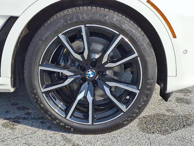 Photo of 2022 Alpine White BMW X7