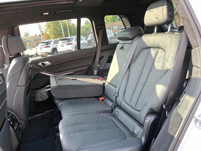 Photo of 2022 Alpine White BMW X7