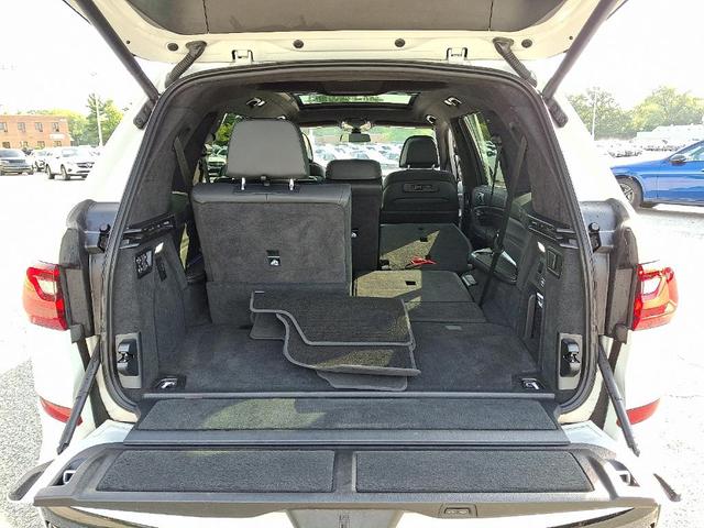 Photo of 2022 Alpine White BMW X7