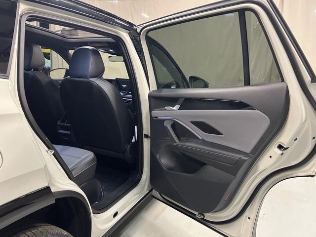 Photo of 2025 Sandstone w/Deep Black Roof Volkswagen Tiguan