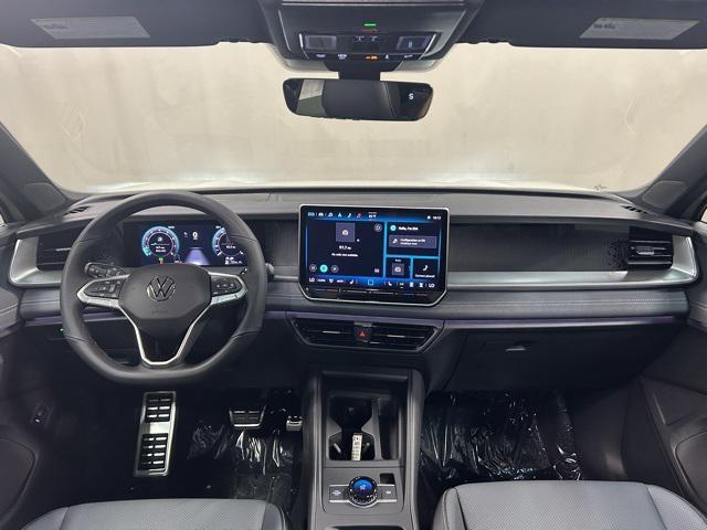 Photo of 2025 Sandstone w/Deep Black Roof Volkswagen Tiguan