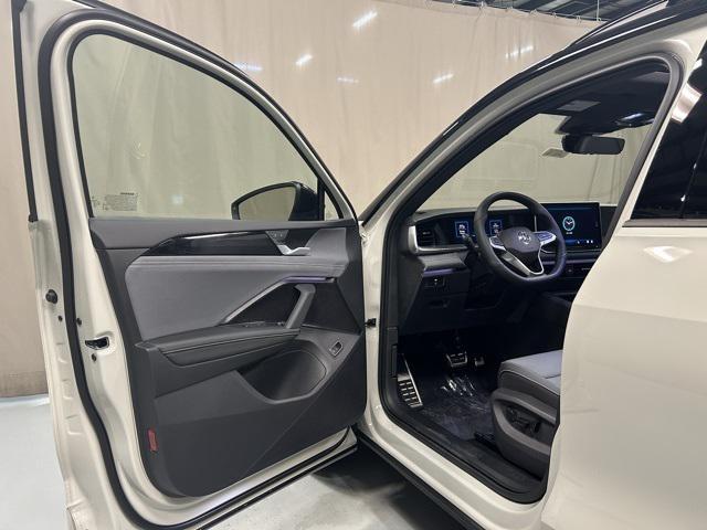 Photo of 2025 Sandstone w/Deep Black Roof Volkswagen Tiguan