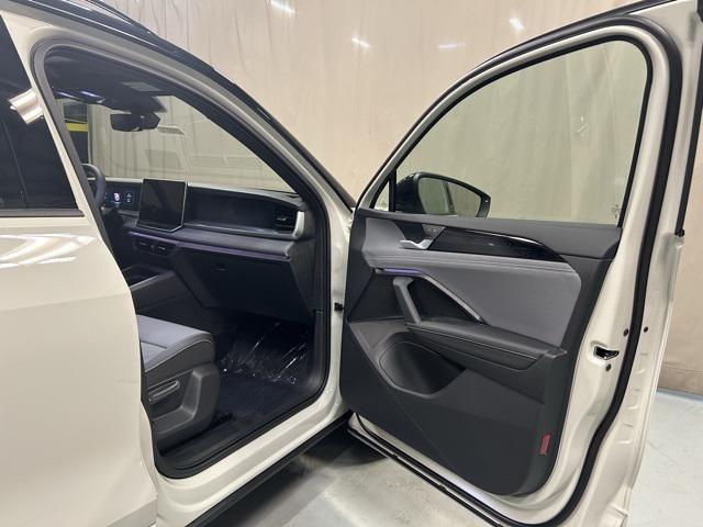 Photo of 2025 Sandstone w/Deep Black Roof Volkswagen Tiguan