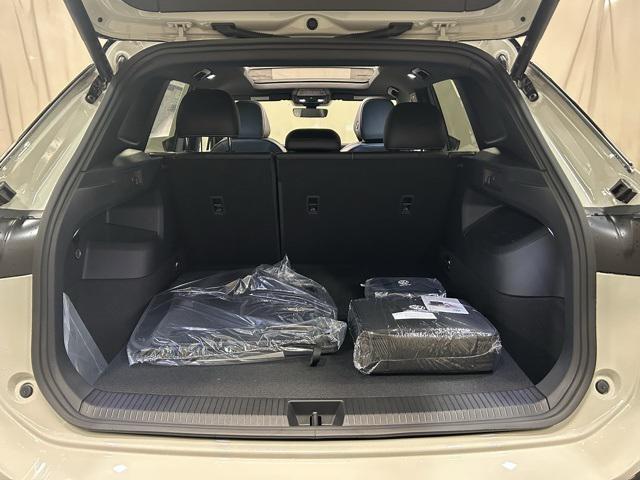 Photo of 2025 Sandstone w/Deep Black Roof Volkswagen Tiguan