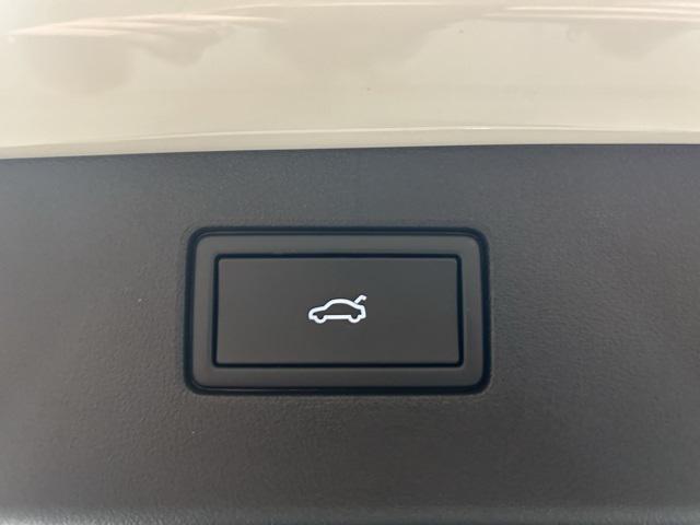 Photo of 2025 Sandstone w/Deep Black Roof Volkswagen Tiguan