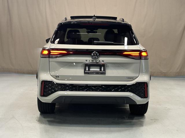Photo of 2025 Sandstone w/Deep Black Roof Volkswagen Tiguan