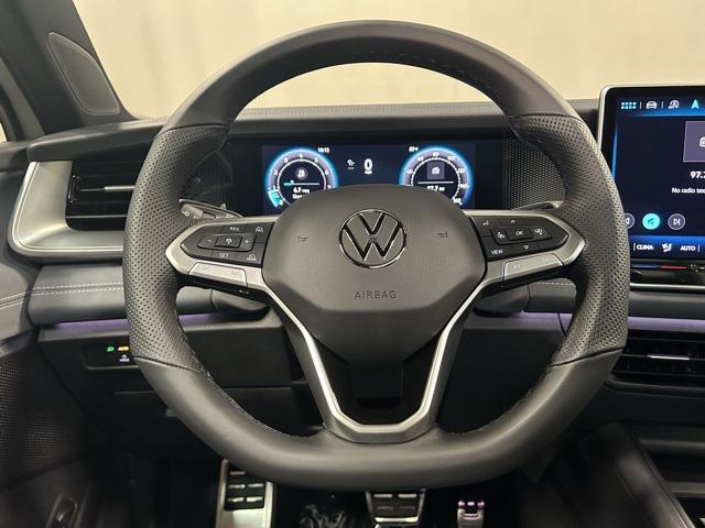 Photo of 2025 Sandstone w/Deep Black Roof Volkswagen Tiguan