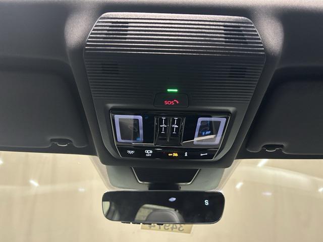 Photo of 2025 Sandstone w/Deep Black Roof Volkswagen Tiguan
