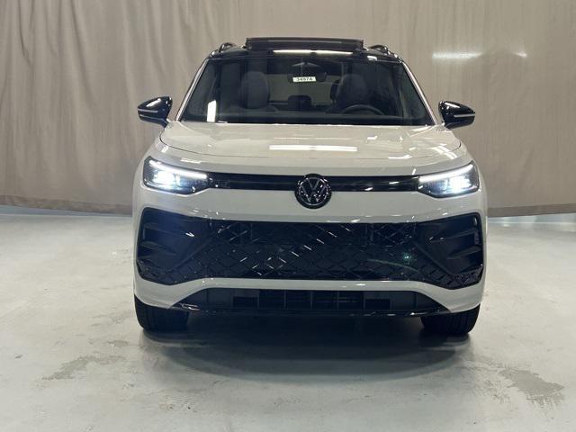 Photo of 2025 Sandstone w/Deep Black Roof Volkswagen Tiguan