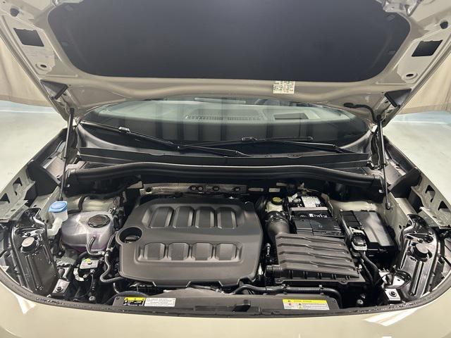 Photo of 2025 Sandstone w/Deep Black Roof Volkswagen Tiguan