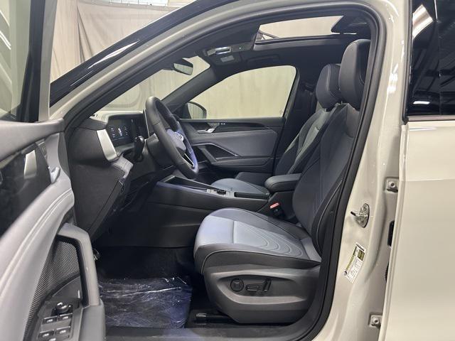 Photo of 2025 Sandstone w/Deep Black Roof Volkswagen Tiguan