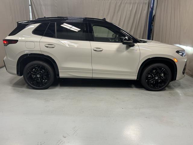 Photo of 2025 Sandstone w/Deep Black Roof Volkswagen Tiguan