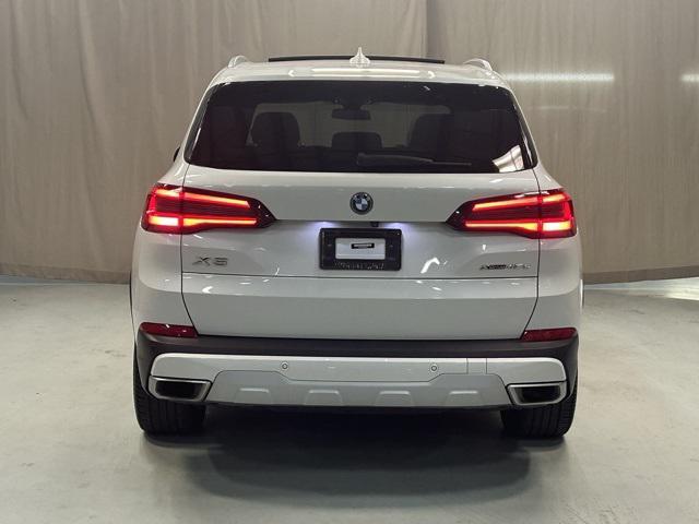 Photo of 2023 Mineral White Metallic BMW X5 PHEV