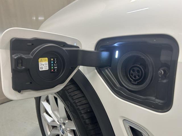 Photo of 2023 Mineral White Metallic BMW X5 PHEV