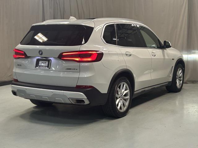 Photo of 2023 Mineral White Metallic BMW X5 PHEV
