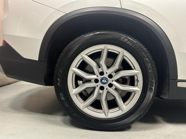Photo of 2023 Mineral White Metallic BMW X5 PHEV