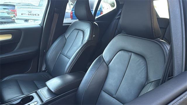 Photo of 2022 Fusion Red Metallic Volvo XC40