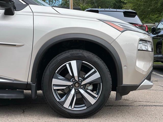 Photo of 2023 2 Tone Champagne Black Roof Nissan Rogue