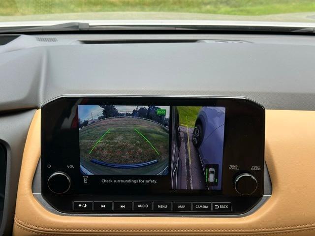 Photo of 2023 2 Tone Champagne Black Roof Nissan Rogue