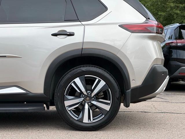 Photo of 2023 2 Tone Champagne Black Roof Nissan Rogue