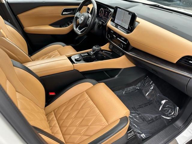 Photo of 2023 2 Tone Champagne Black Roof Nissan Rogue
