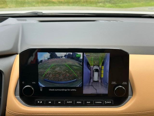 Photo of 2023 2 Tone Champagne Black Roof Nissan Rogue