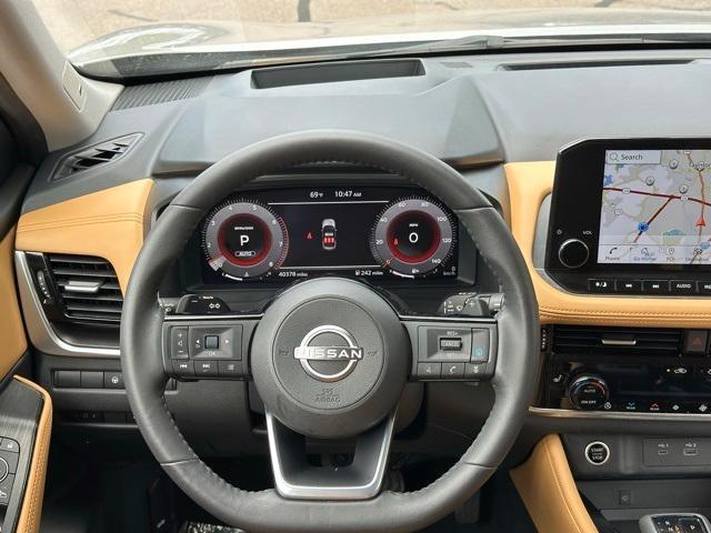 Photo of 2023 2 Tone Champagne Black Roof Nissan Rogue