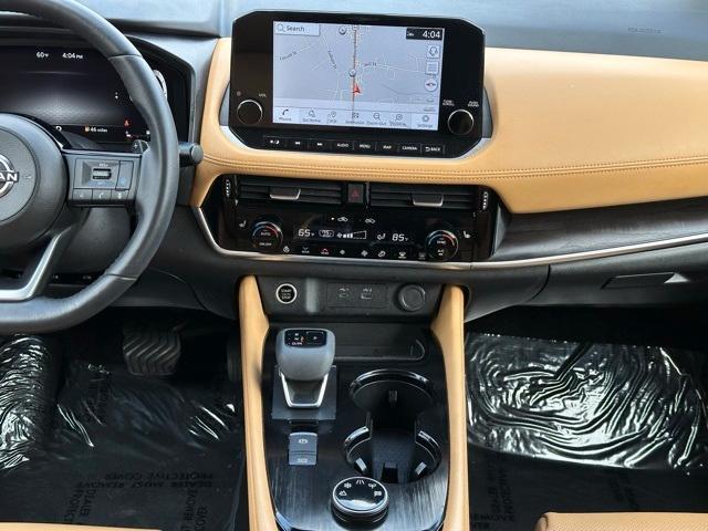 Photo of 2023 2 Tone Champagne Black Roof Nissan Rogue