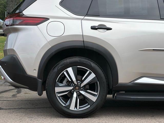 Photo of 2023 2 Tone Champagne Black Roof Nissan Rogue
