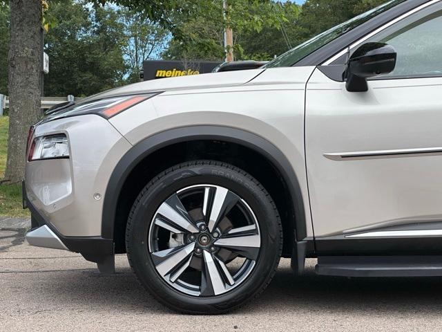 Photo of 2023 2 Tone Champagne Black Roof Nissan Rogue