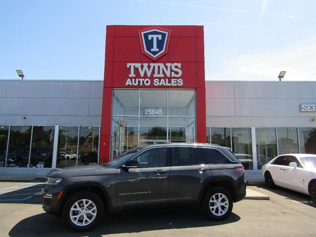 Photo of 2022 Gray Jeep Grand Cherokee